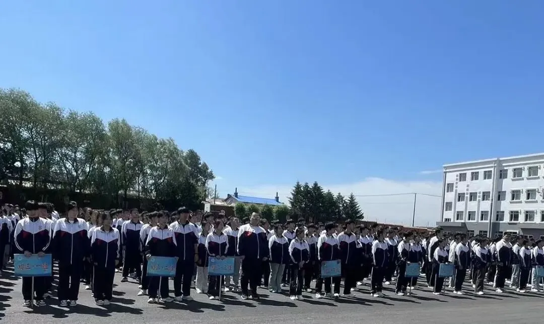 旗展凌云志 扬帆赴中考丨宾县第四中学举行“祝福中考,明天更好”主题升旗仪式-第24张图片-四季读书网
