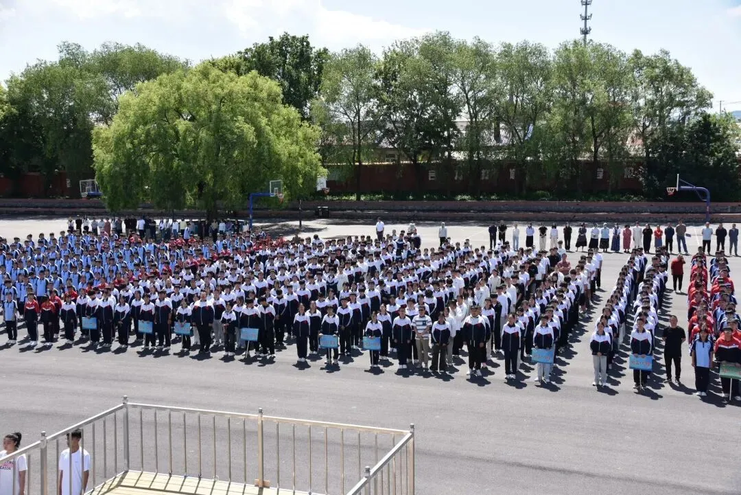 旗展凌云志 扬帆赴中考丨宾县第四中学举行“祝福中考,明天更好”主题升旗仪式-第29张图片-四季读书网