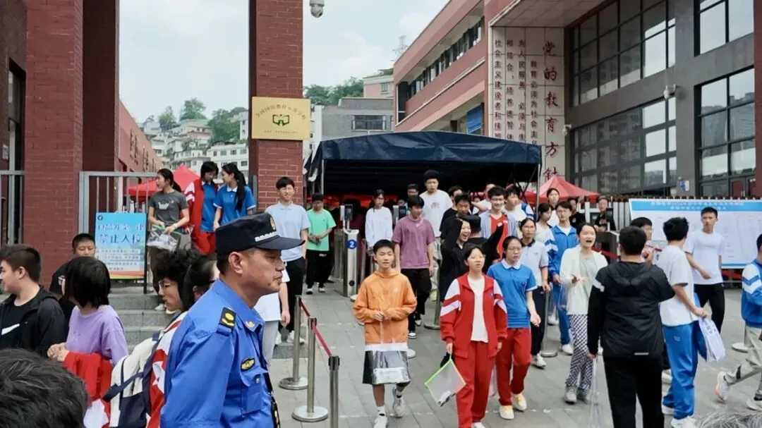 中考落幕|驻足考场之外,聆听家长心声-第2张图片-四季读书网