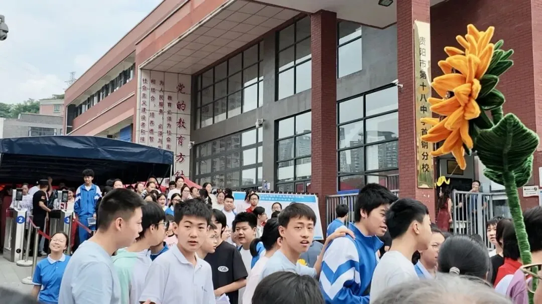 中考落幕|驻足考场之外,聆听家长心声-第4张图片-四季读书网