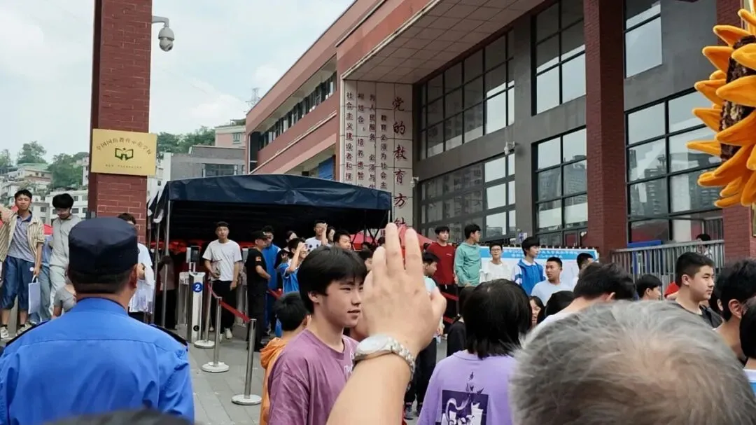 中考落幕|驻足考场之外,聆听家长心声-第5张图片-四季读书网