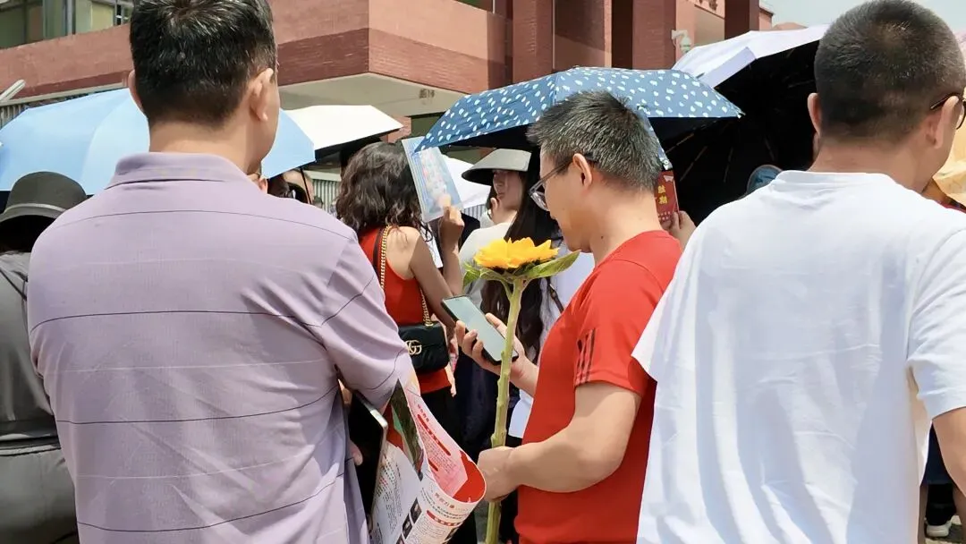 中考落幕|驻足考场之外,聆听家长心声-第7张图片-四季读书网