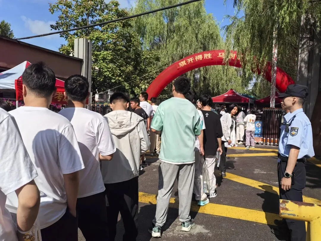【护航中考】警心护航中考藏蓝守护逐梦——溪湖公安筑牢平安考场防线-第6张图片-四季读书网