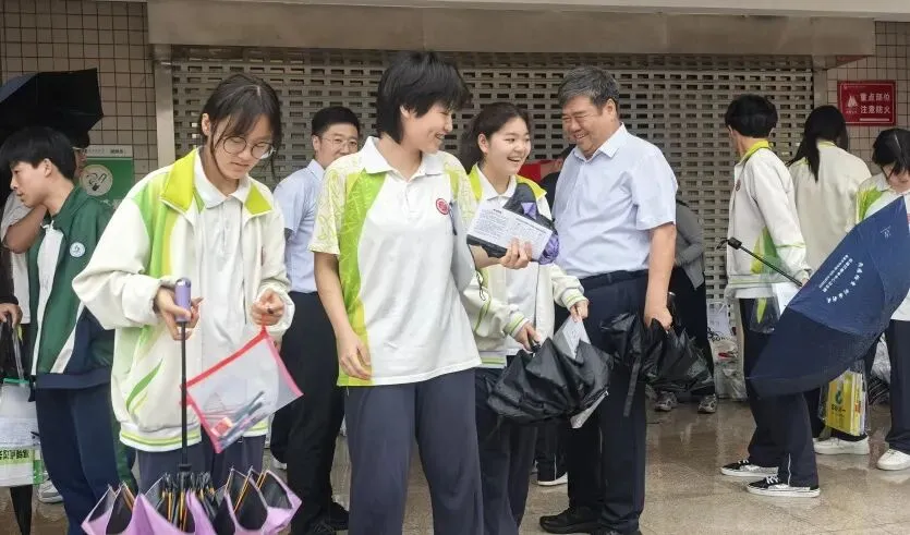 【渭北视窗】潜心三载迎中考,暖心护航赴考场——我校初2026届送考纪实-第16张图片-四季读书网