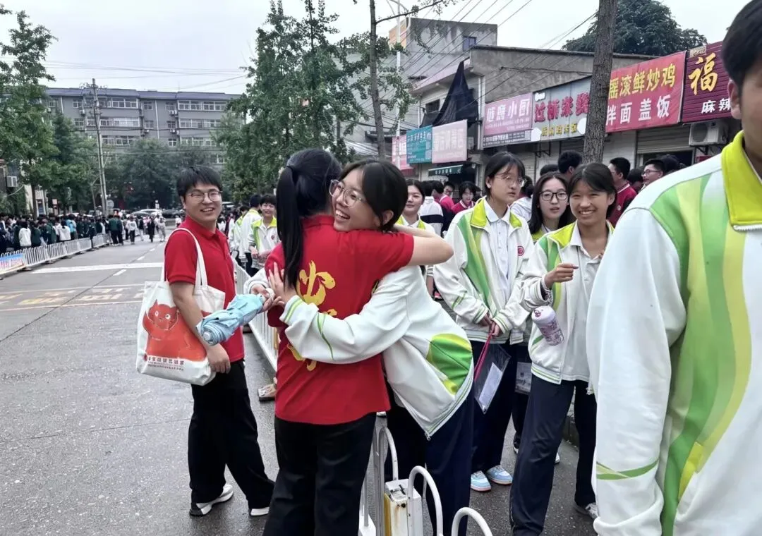 【渭北视窗】潜心三载迎中考,暖心护航赴考场——我校初2026届送考纪实-第22张图片-四季读书网
