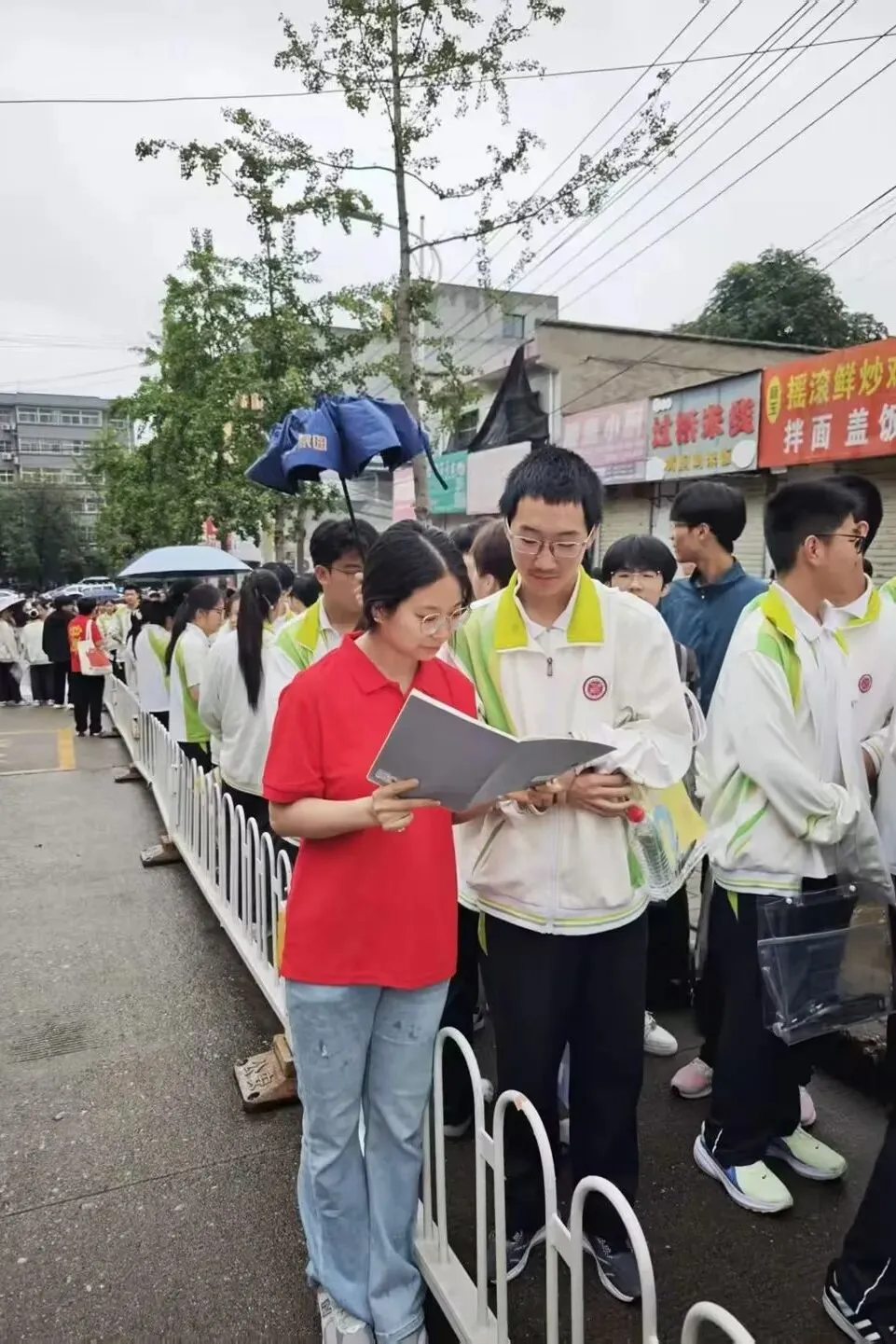 【渭北视窗】潜心三载迎中考,暖心护航赴考场——我校初2026届送考纪实-第23张图片-四季读书网