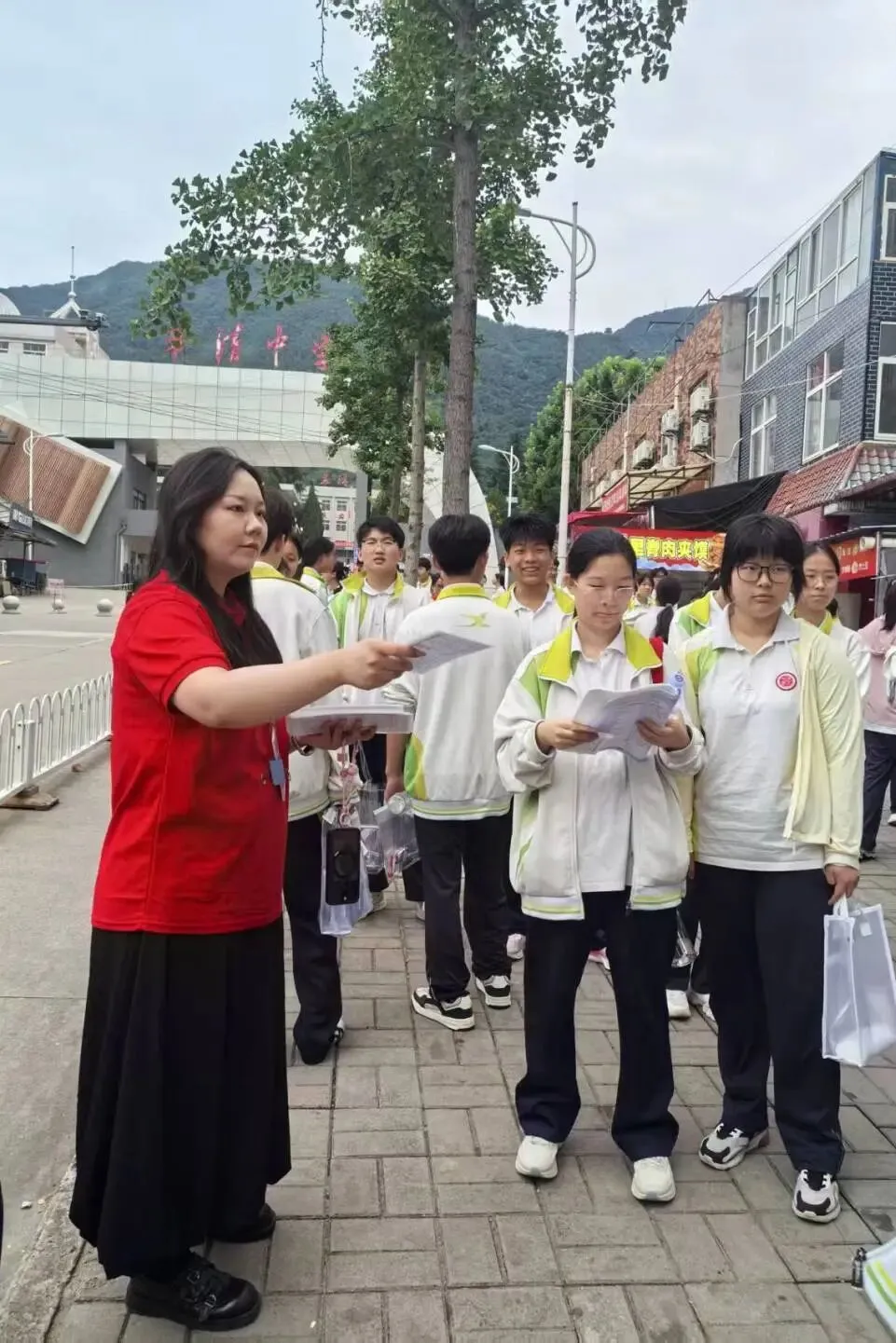 【渭北视窗】潜心三载迎中考,暖心护航赴考场——我校初2026届送考纪实-第24张图片-四季读书网