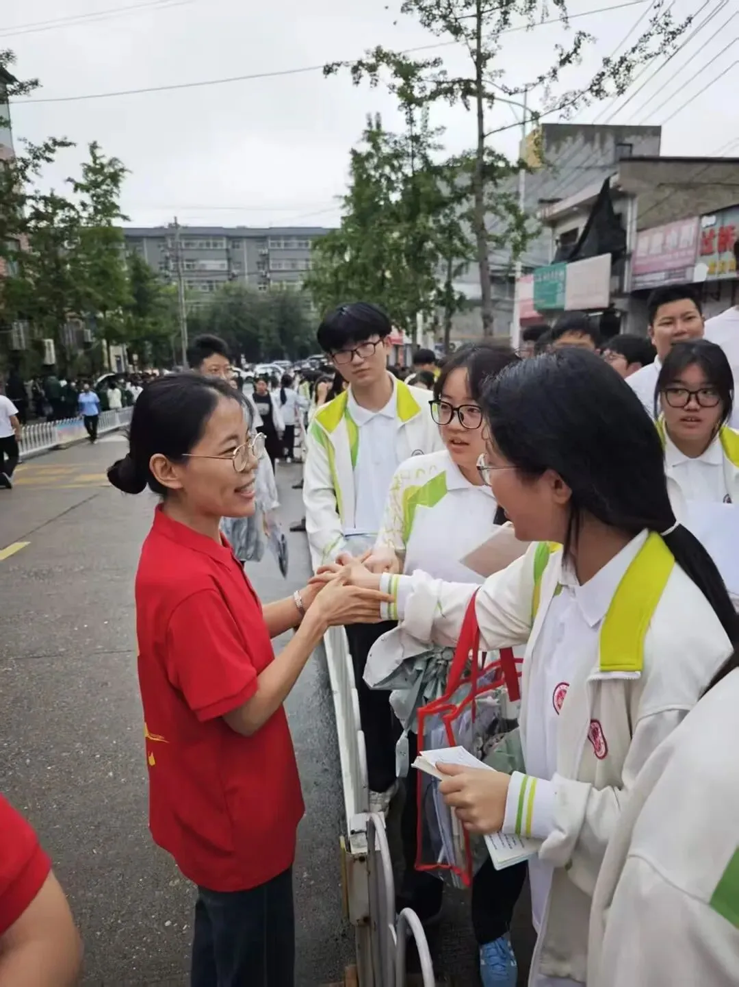 【渭北视窗】潜心三载迎中考,暖心护航赴考场——我校初2026届送考纪实-第26张图片-四季读书网