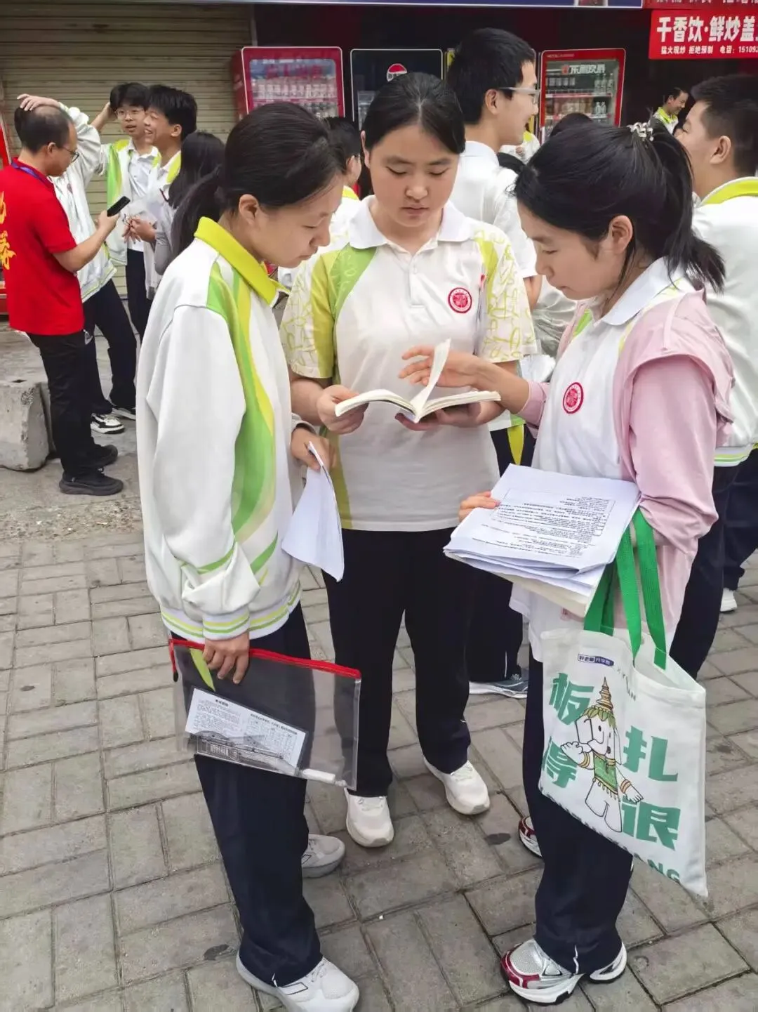 【渭北视窗】潜心三载迎中考,暖心护航赴考场——我校初2026届送考纪实-第31张图片-四季读书网