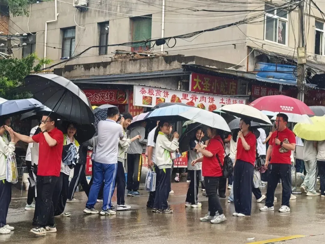 【渭北视窗】潜心三载迎中考,暖心护航赴考场——我校初2026届送考纪实-第32张图片-四季读书网