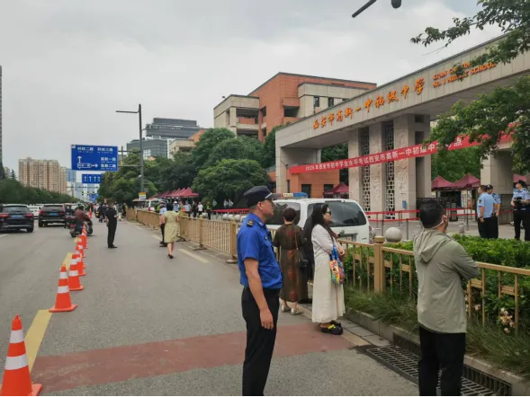 护航中考 高新城管在行动!-第1张图片-四季读书网