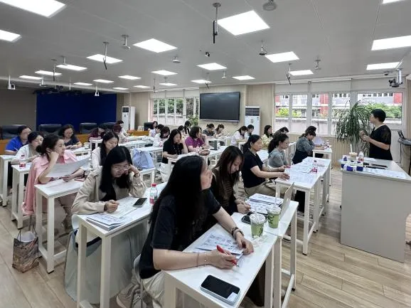 【课程与教学】“双新”背景下初中英语试卷命题专题研讨——天山初中教育集团&天初英语工作坊英语命题交流活动圆满开展-第26张图片-四季读书网 【课程与教学】“双新”背景下初中英语试卷命题专题研讨——天山初中教育集团&天初英语工作坊英语命题交流活动圆满开展-第26张图片-四季读书网