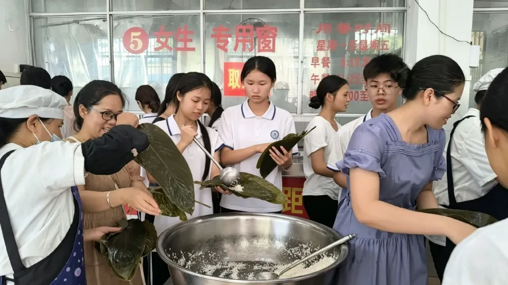 粽叶飘香迎端午,一举高“粽”战中考——浦北县第五中学开展九年级考前减压主题活动-第1张图片-四季读书网