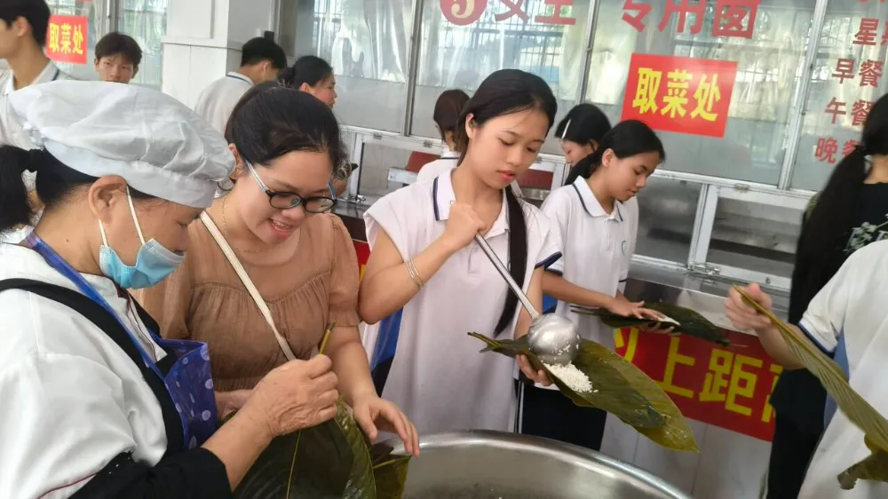 粽叶飘香迎端午,一举高“粽”战中考——浦北县第五中学开展九年级考前减压主题活动-第2张图片-四季读书网