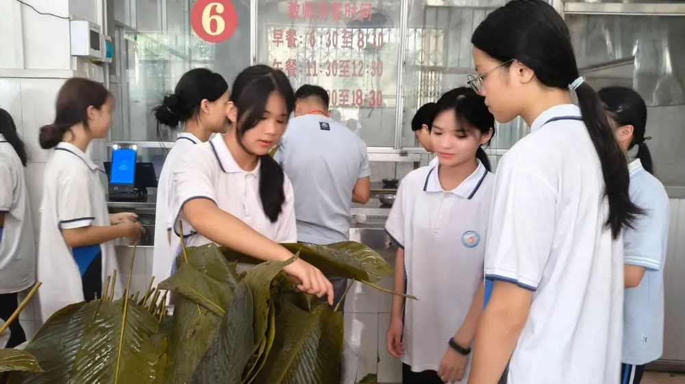 粽叶飘香迎端午,一举高“粽”战中考——浦北县第五中学开展九年级考前减压主题活动-第3张图片-四季读书网