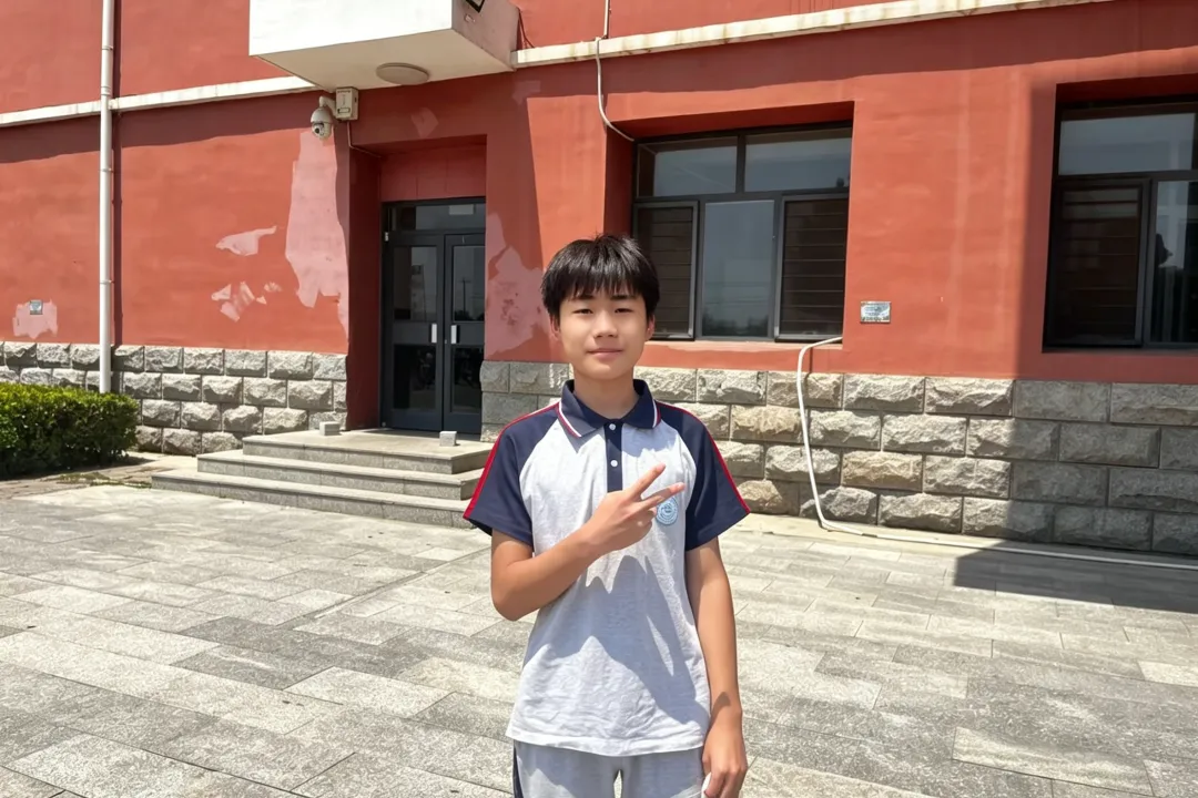 中考次日落幕|笑颜藏锋芒,我校少年从容赴考,自带光芒-第24张图片-四季读书网
