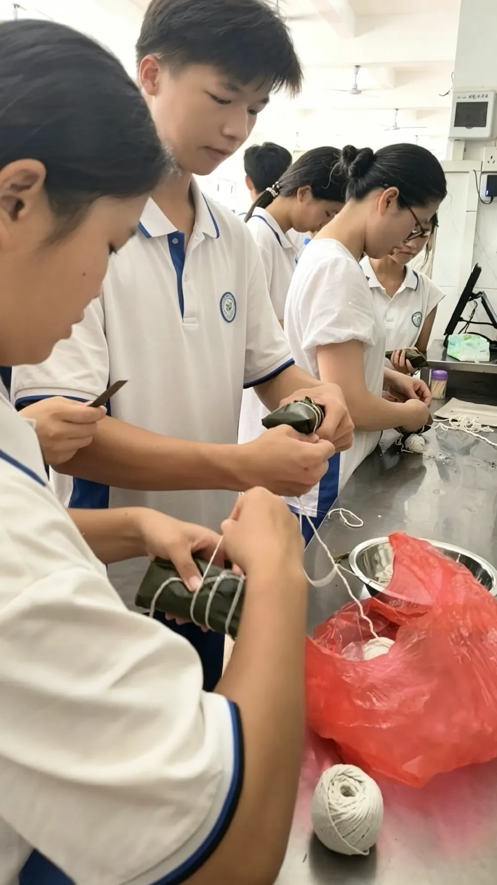 粽叶飘香迎端午,一举高“粽”战中考——浦北县第五中学开展九年级考前减压主题活动-第5张图片-四季读书网