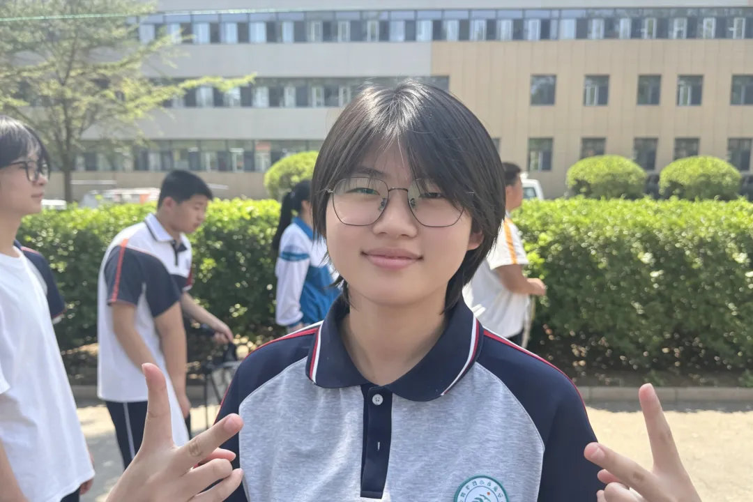 中考次日落幕|笑颜藏锋芒,我校少年从容赴考,自带光芒-第26张图片-四季读书网