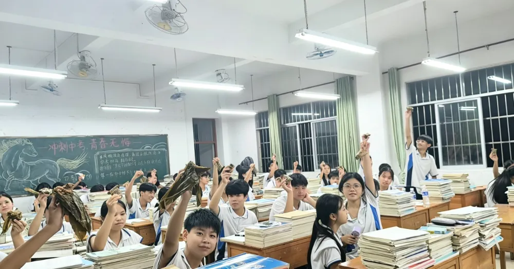 粽叶飘香迎端午,一举高“粽”战中考——浦北县第五中学开展九年级考前减压主题活动-第7张图片-四季读书网