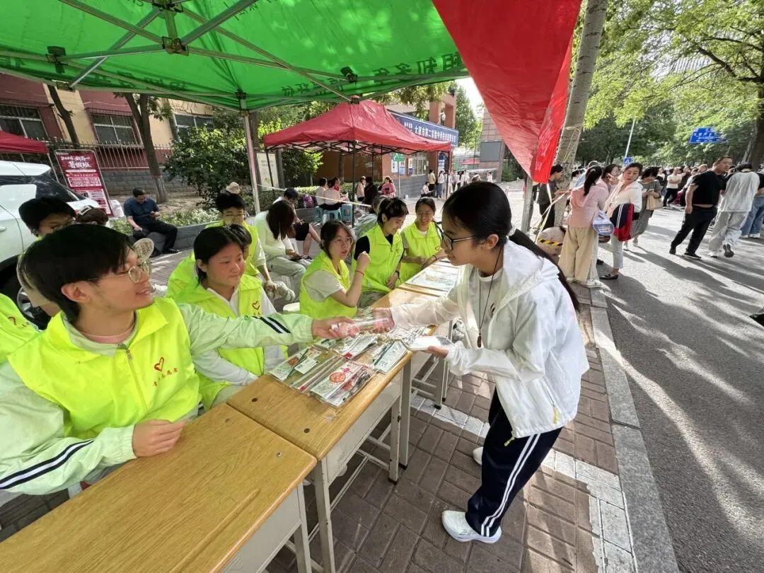 护航中考 逐梦同行——万柏林区青年志愿者护航中考暖心志愿服务活动-第1张图片-四季读书网