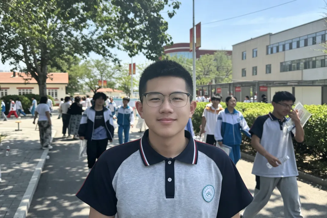中考次日落幕|笑颜藏锋芒,我校少年从容赴考,自带光芒-第29张图片-四季读书网