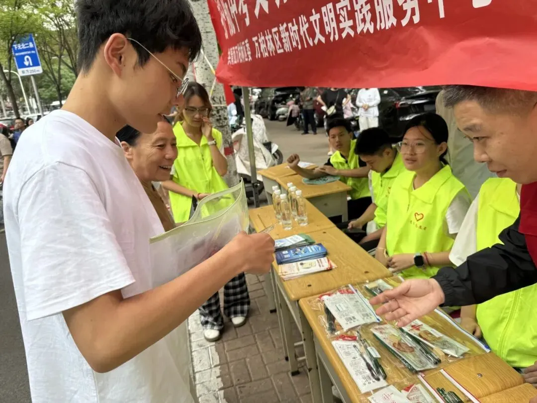 护航中考 逐梦同行——万柏林区青年志愿者护航中考暖心志愿服务活动-第3张图片-四季读书网