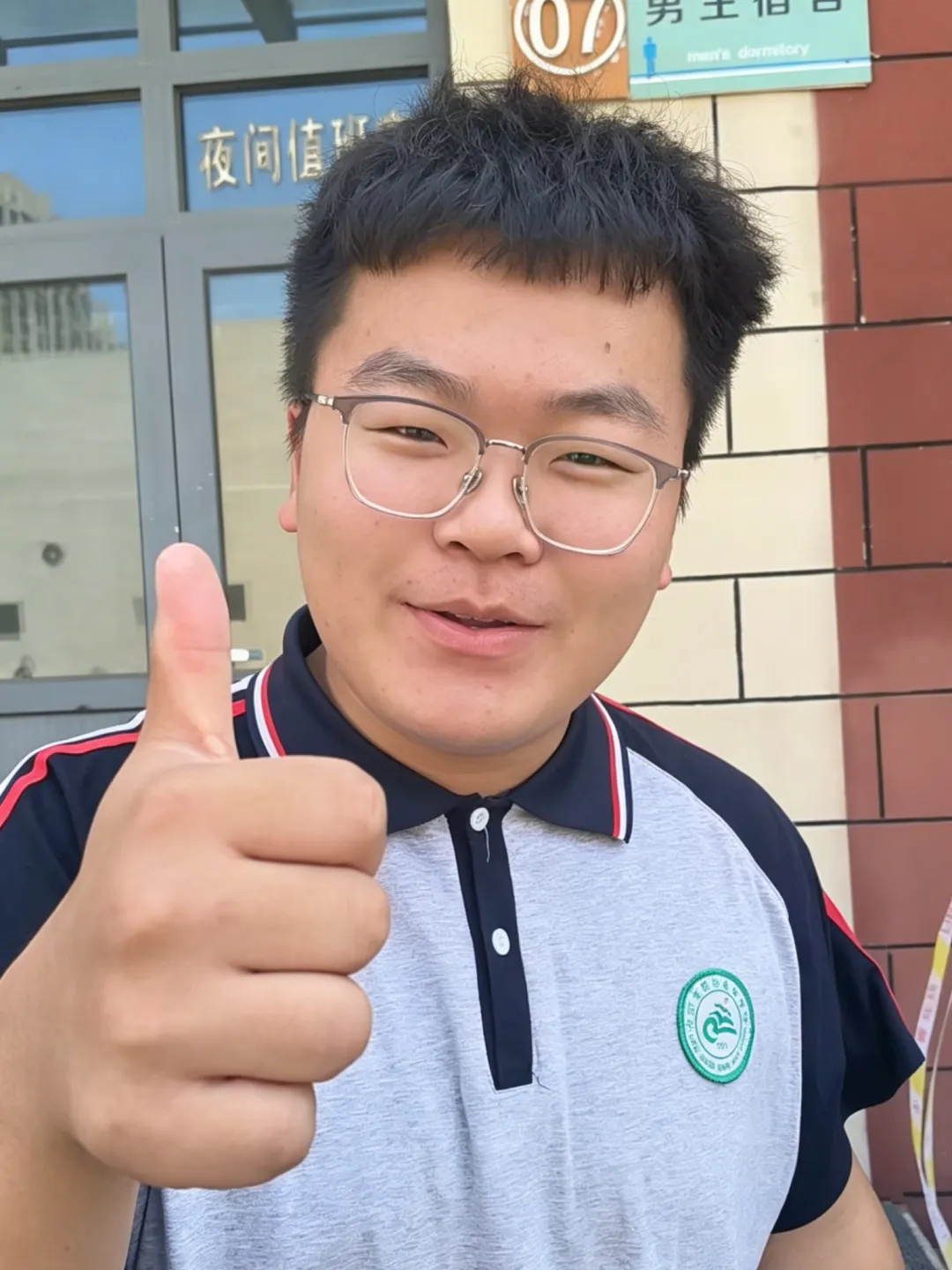 中考次日落幕|笑颜藏锋芒,我校少年从容赴考,自带光芒-第33张图片-四季读书网