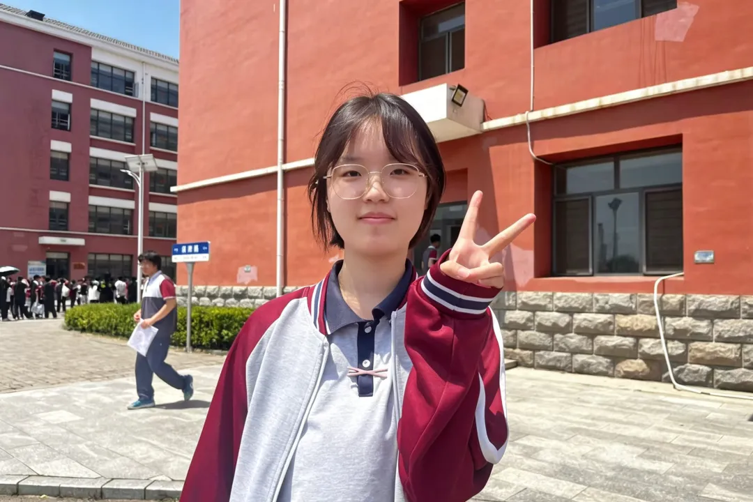 中考次日落幕|笑颜藏锋芒,我校少年从容赴考,自带光芒-第34张图片-四季读书网
