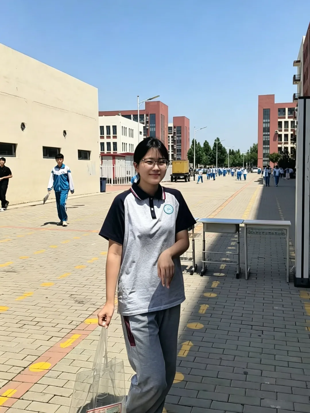 中考次日落幕|笑颜藏锋芒,我校少年从容赴考,自带光芒-第35张图片-四季读书网