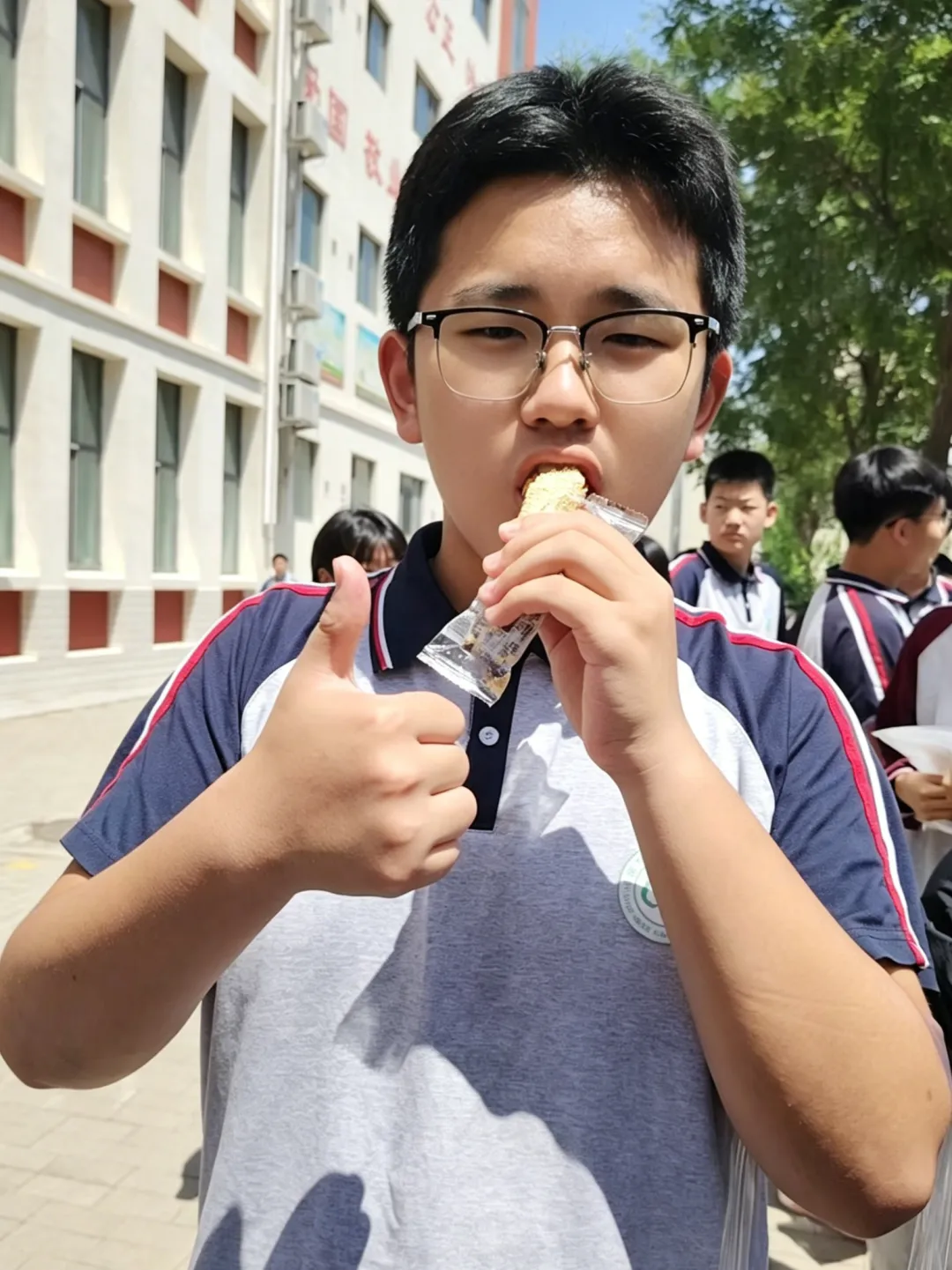 中考次日落幕|笑颜藏锋芒,我校少年从容赴考,自带光芒-第36张图片-四季读书网