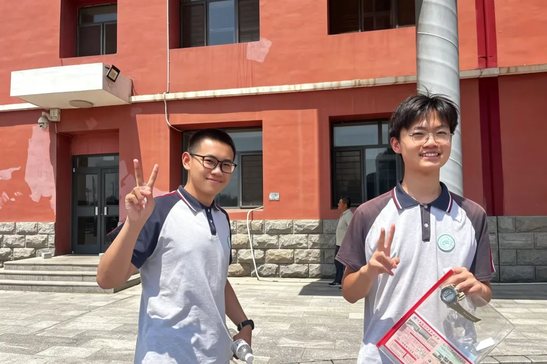中考次日落幕|笑颜藏锋芒,我校少年从容赴考,自带光芒-第37张图片-四季读书网