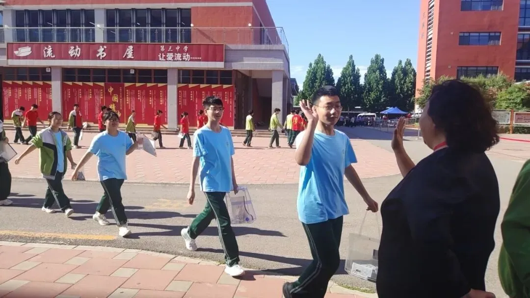 【中考第二天】温情暖校园 初心伴少年——深州市第三中学暖心陪伴学子从容应考-第4张图片-四季读书网