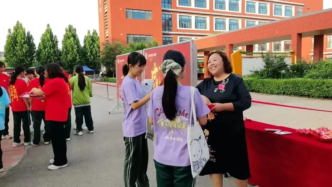 【中考第二天】温情暖校园 初心伴少年——深州市第三中学暖心陪伴学子从容应考-第6张图片-四季读书网