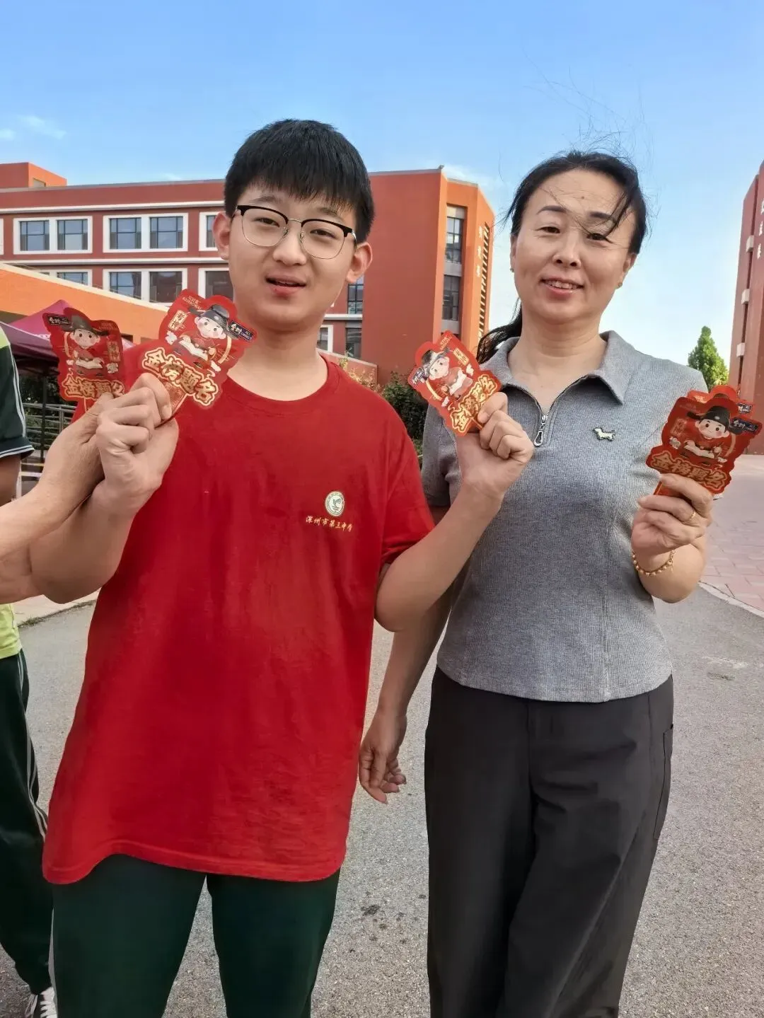 【中考第二天】温情暖校园 初心伴少年——深州市第三中学暖心陪伴学子从容应考-第7张图片-四季读书网