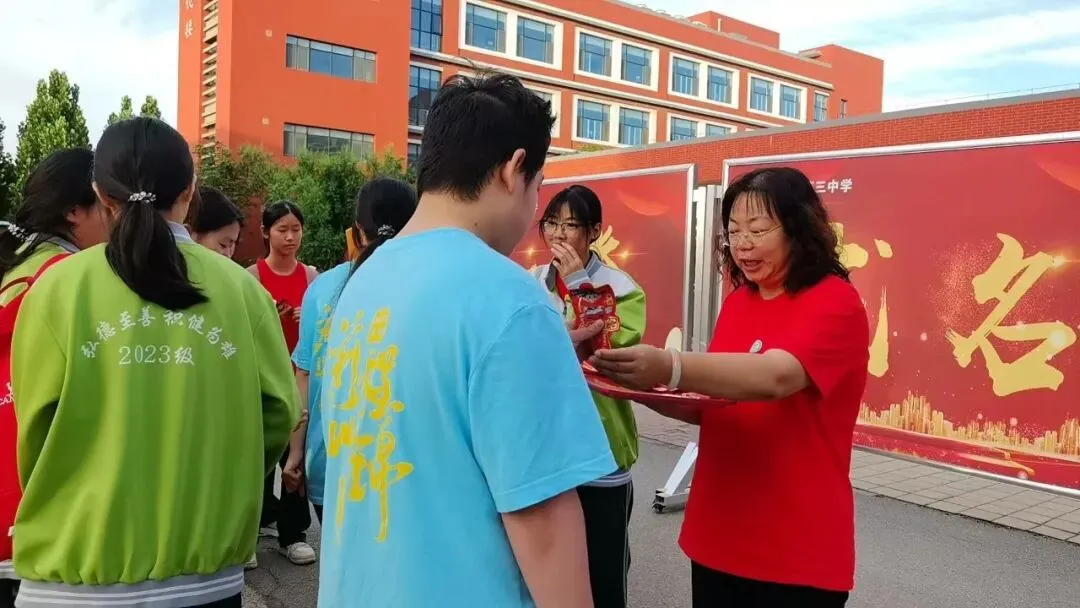 【中考第二天】温情暖校园 初心伴少年——深州市第三中学暖心陪伴学子从容应考-第8张图片-四季读书网