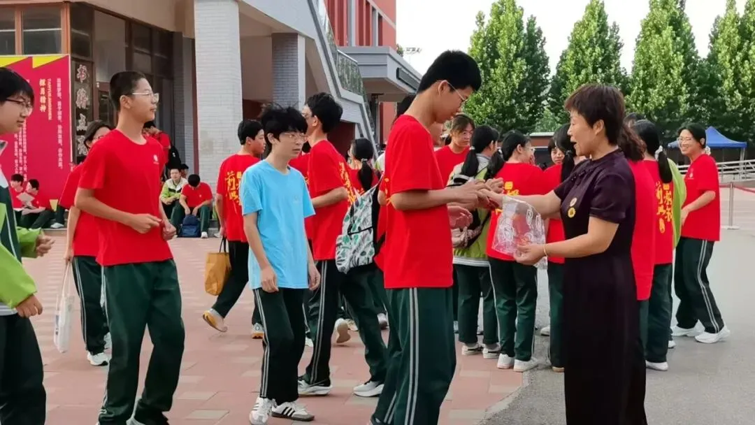 【中考第二天】温情暖校园 初心伴少年——深州市第三中学暖心陪伴学子从容应考-第9张图片-四季读书网
