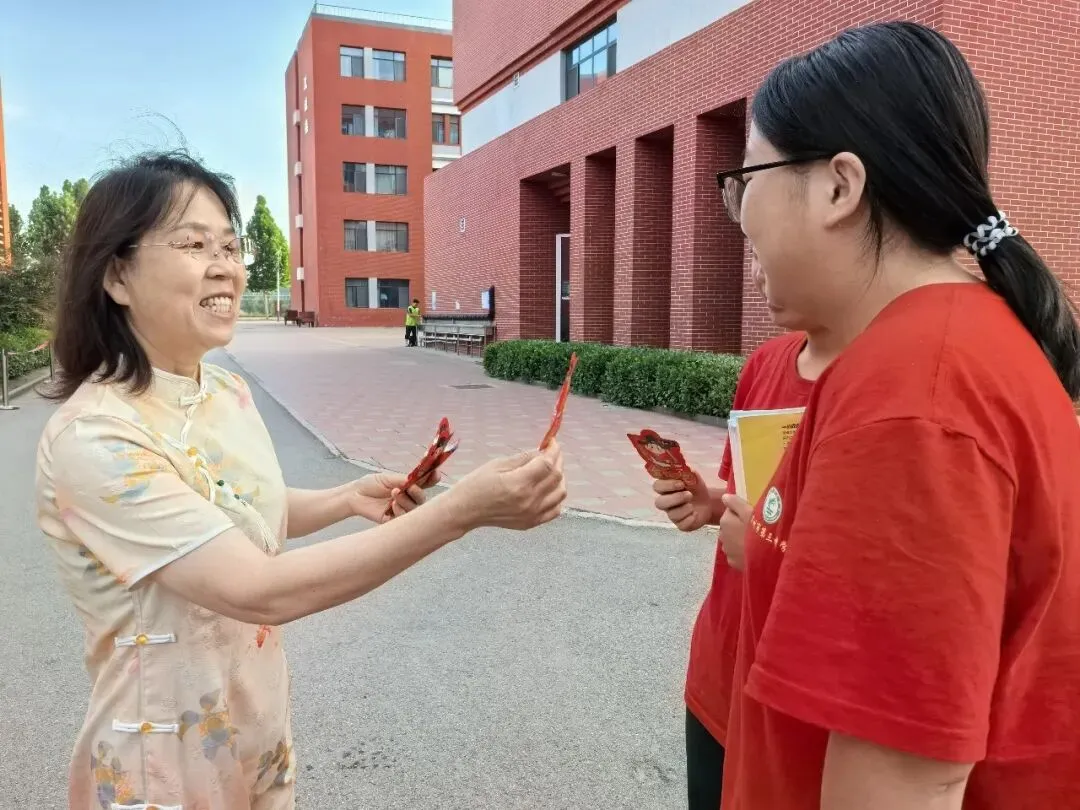 【中考第二天】温情暖校园 初心伴少年——深州市第三中学暖心陪伴学子从容应考-第10张图片-四季读书网