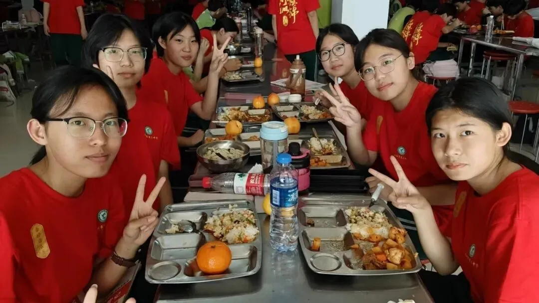 【中考第二天】温情暖校园 初心伴少年——深州市第三中学暖心陪伴学子从容应考-第19张图片-四季读书网