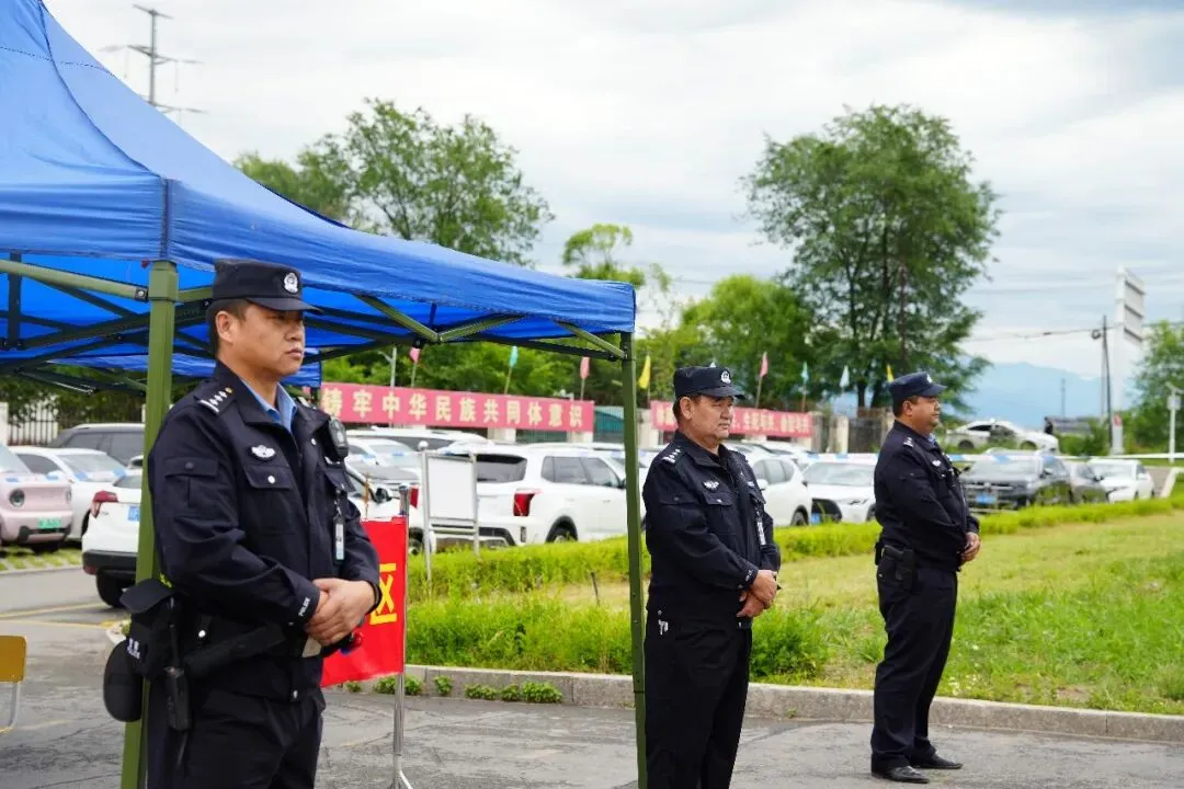 中考逐梦路,藏蓝伴前行!新源公安在岗坚守,为青春保驾护航-第4张图片-四季读书网