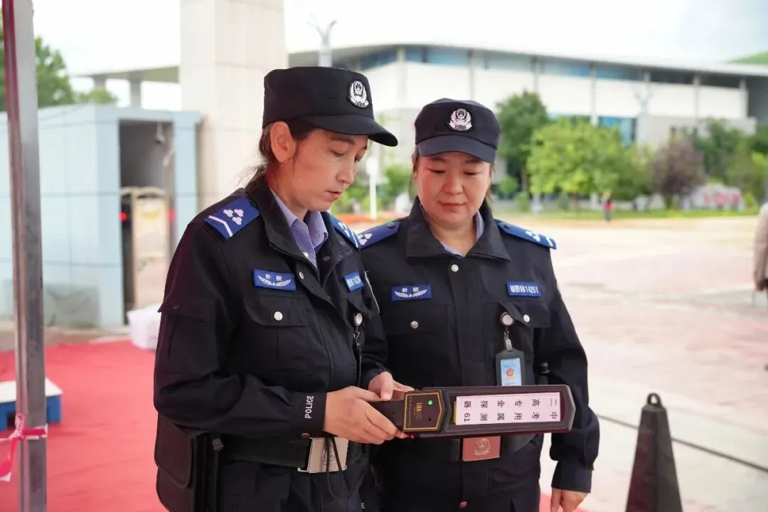 中考逐梦路,藏蓝伴前行!新源公安在岗坚守,为青春保驾护航-第5张图片-四季读书网