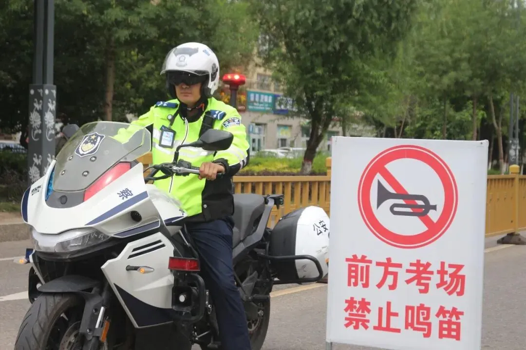 中考逐梦路,藏蓝伴前行!新源公安在岗坚守,为青春保驾护航-第7张图片-四季读书网