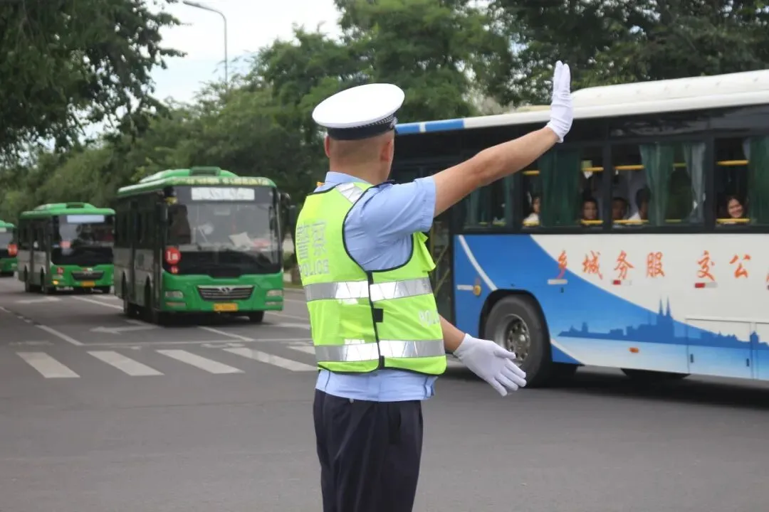 中考逐梦路,藏蓝伴前行!新源公安在岗坚守,为青春保驾护航-第8张图片-四季读书网