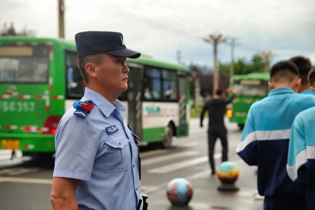 中考逐梦路,藏蓝伴前行!新源公安在岗坚守,为青春保驾护航-第12张图片-四季读书网