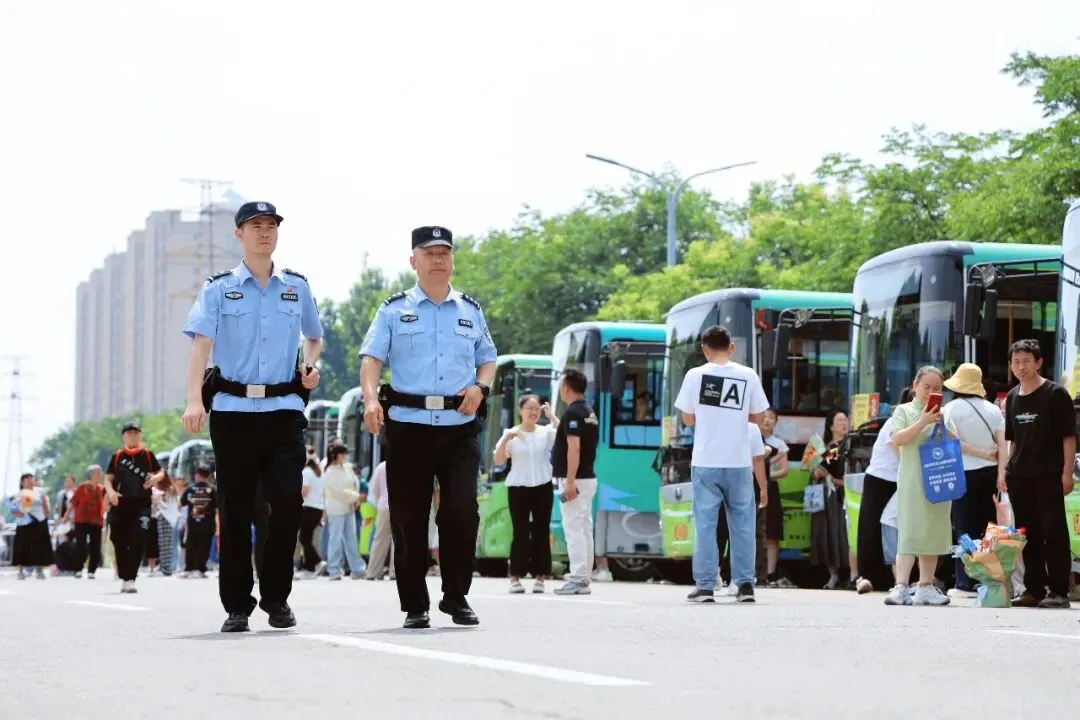 中考安保圆满收官!新绛公安暖心护航,助力学子顺利赴考-第5张图片-四季读书网 中考安保圆满收官!新绛公安暖心护航,助力学子顺利赴考-第5张图片-四季读书网
