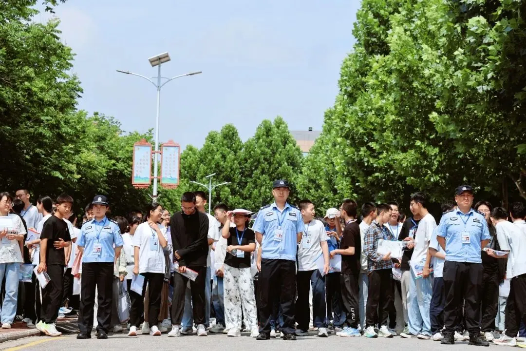 中考安保圆满收官!新绛公安暖心护航,助力学子顺利赴考-第7张图片-四季读书网 中考安保圆满收官!新绛公安暖心护航,助力学子顺利赴考-第7张图片-四季读书网