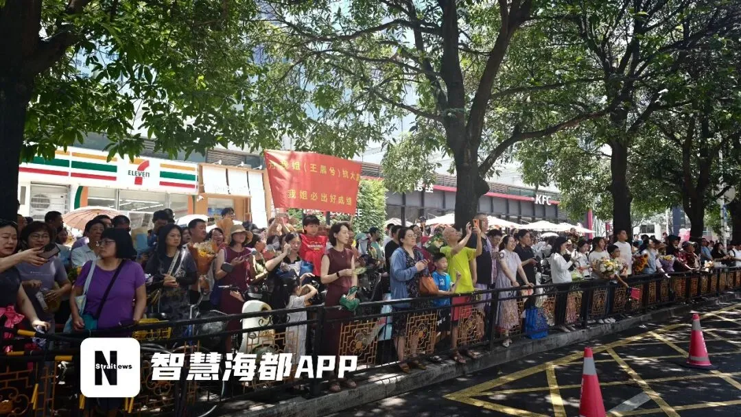 福建中考结束!考场外红色旗袍、鲜花、零食大礼包……-第2张图片-四季读书网