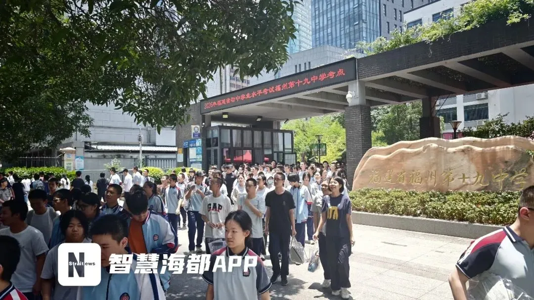 福建中考结束!考场外红色旗袍、鲜花、零食大礼包……-第3张图片-四季读书网