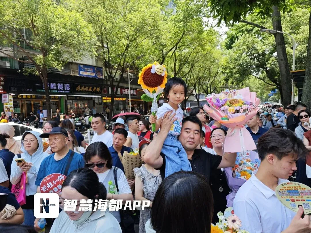 福建中考结束!考场外红色旗袍、鲜花、零食大礼包……-第5张图片-四季读书网