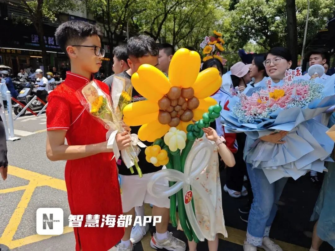 福建中考结束!考场外红色旗袍、鲜花、零食大礼包……-第6张图片-四季读书网