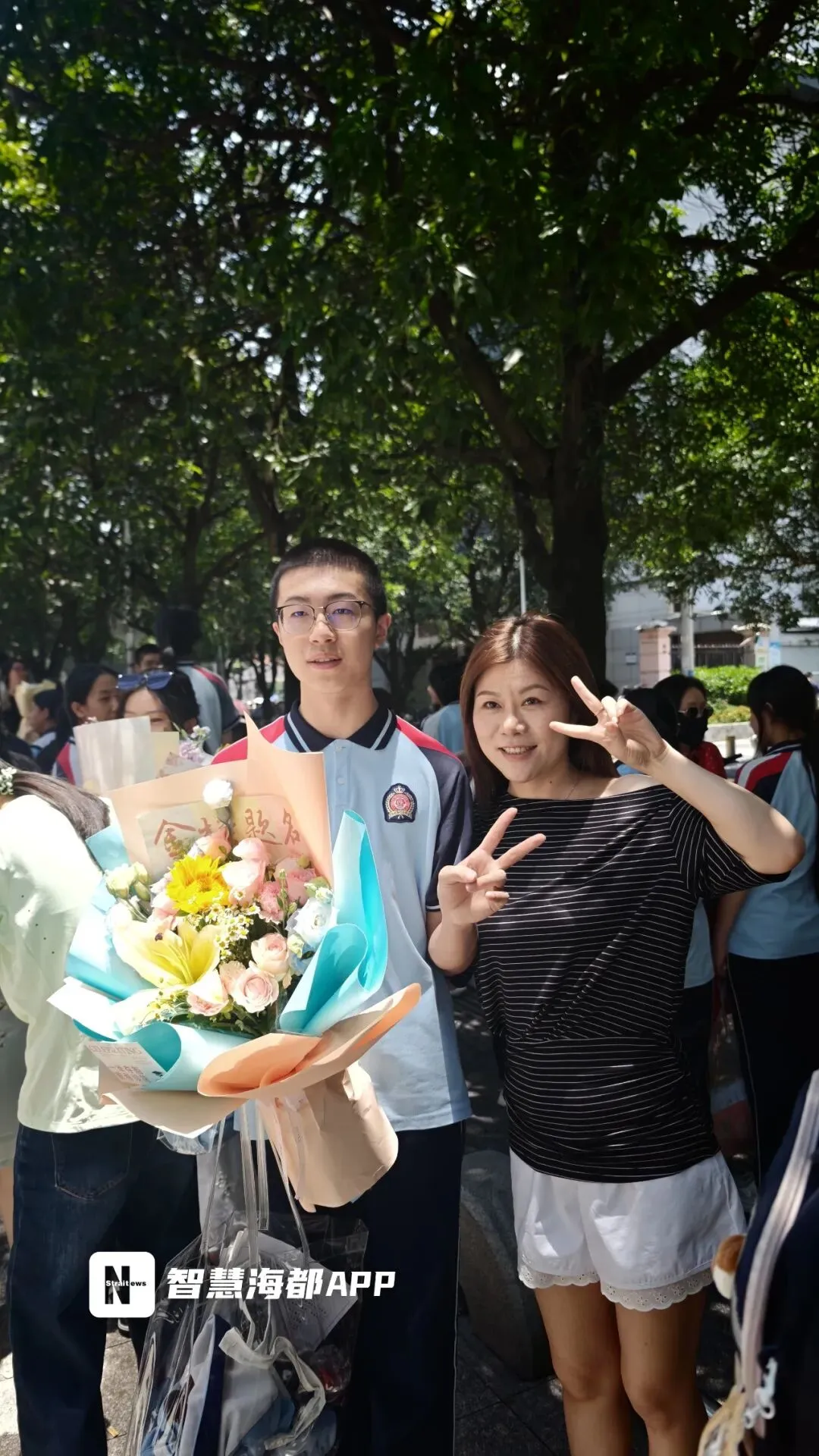 福建中考结束!考场外红色旗袍、鲜花、零食大礼包……-第7张图片-四季读书网